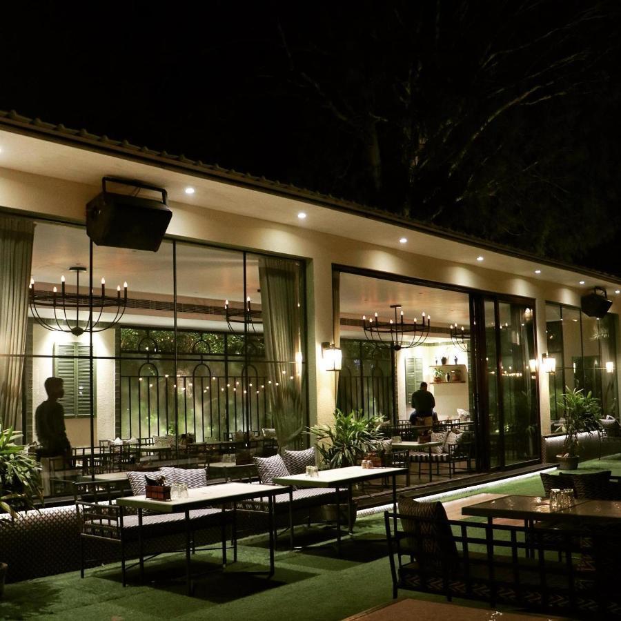 Kingston Resort Kanpur Exteriör bild