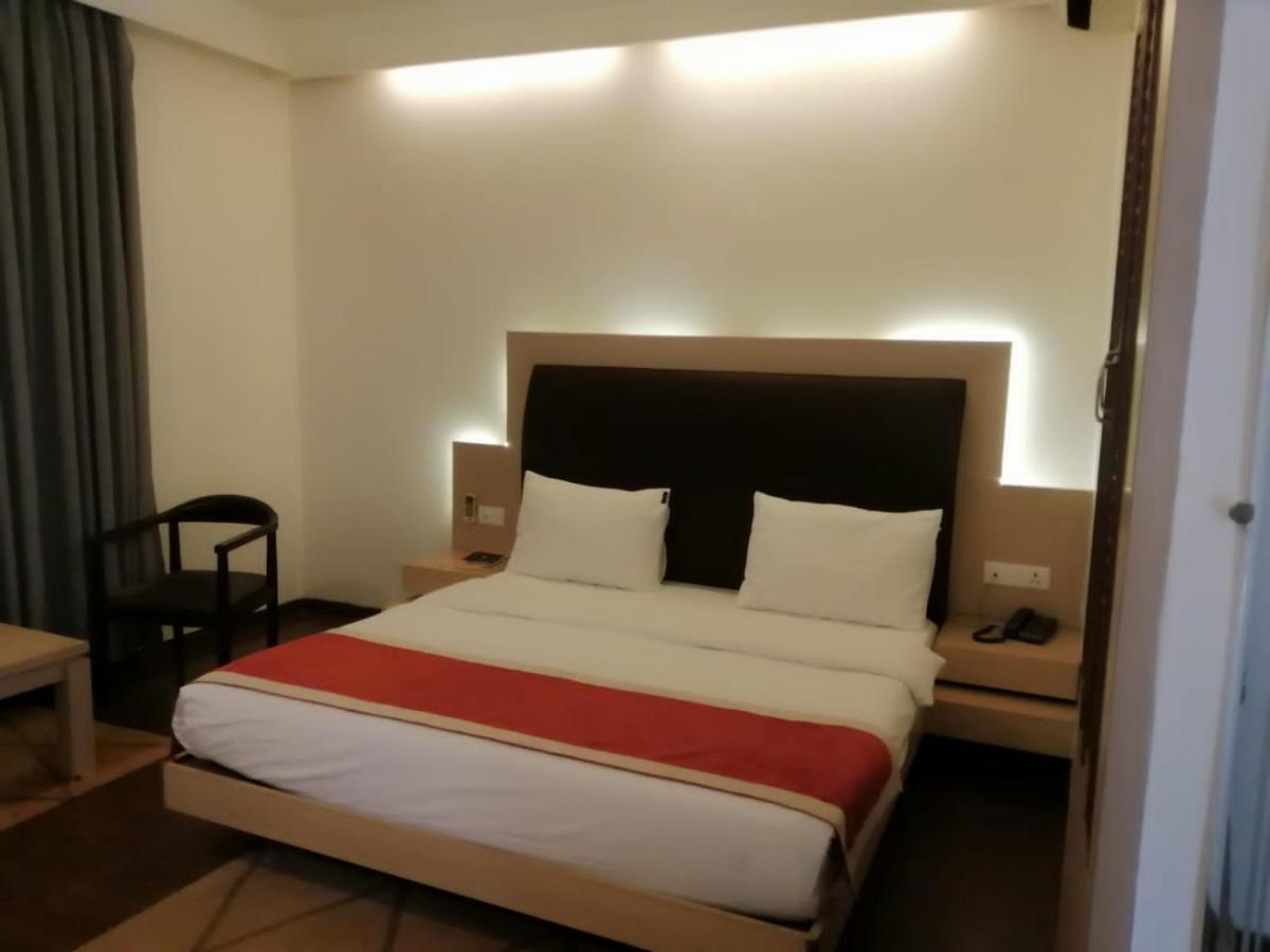 Kingston Resort Kanpur Exteriör bild