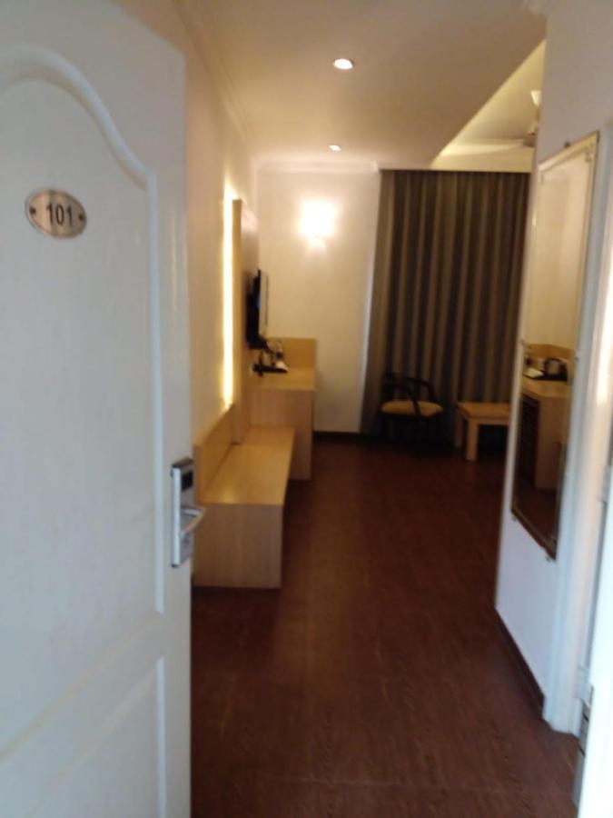 Kingston Resort Kanpur Exteriör bild