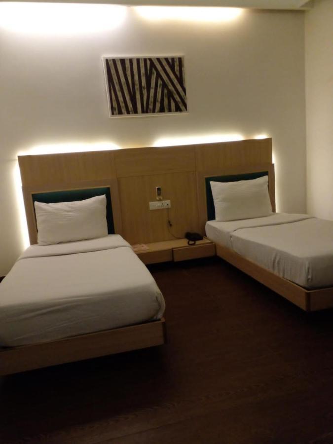Kingston Resort Kanpur Exteriör bild