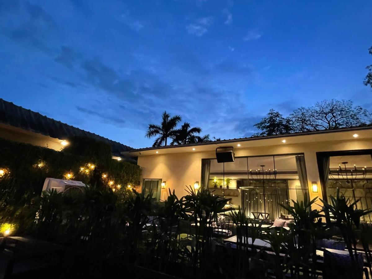 Kingston Resort Kanpur Exteriör bild