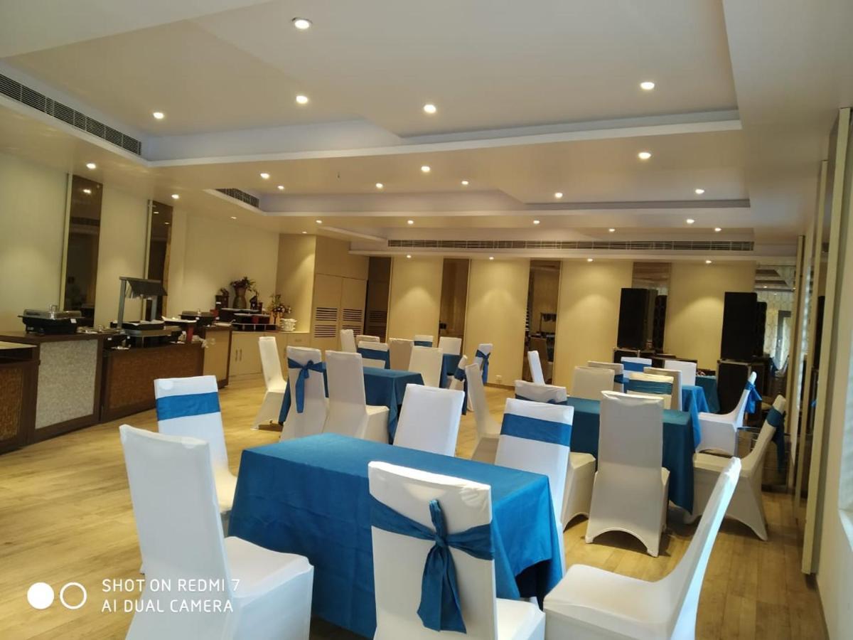 Kingston Resort Kanpur Exteriör bild