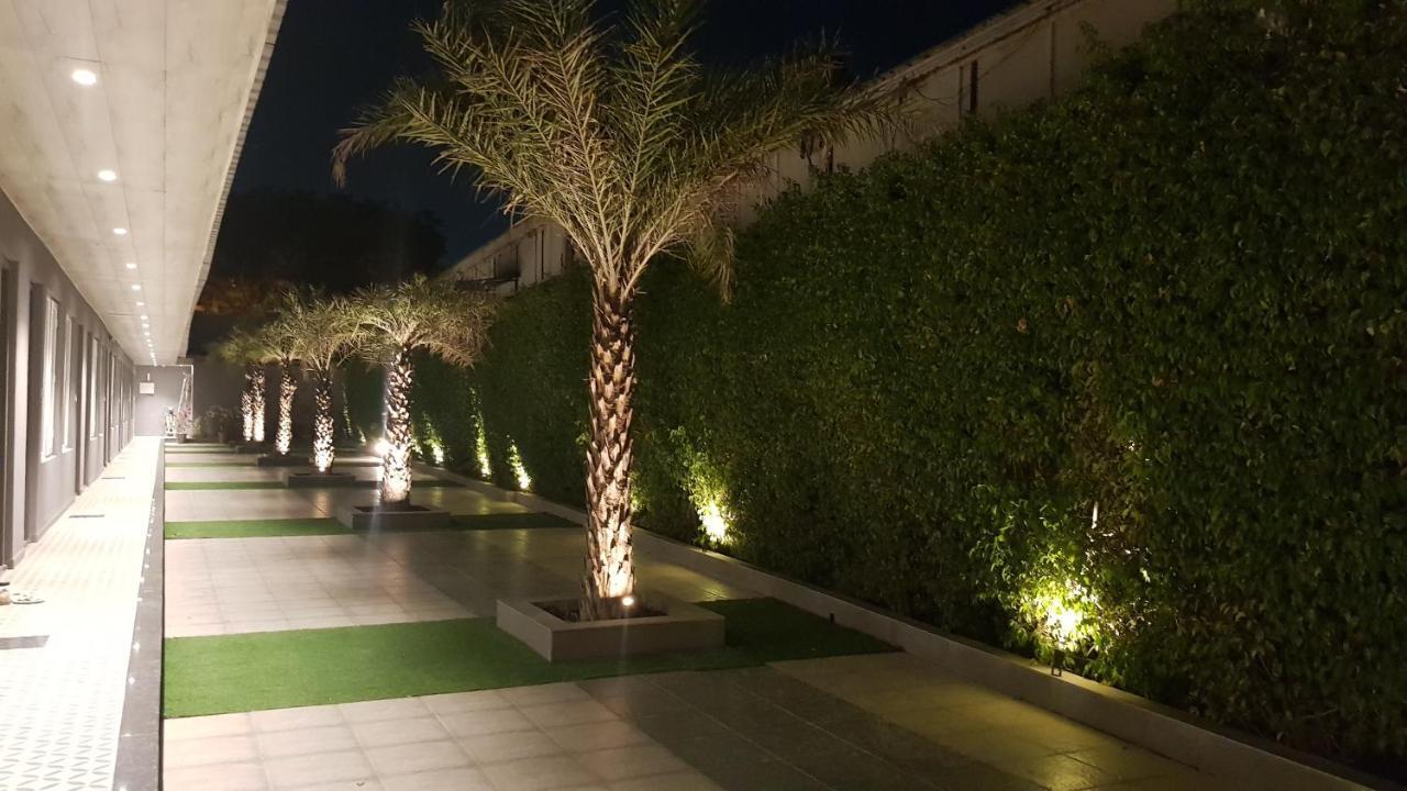 Kingston Resort Kanpur Exteriör bild
