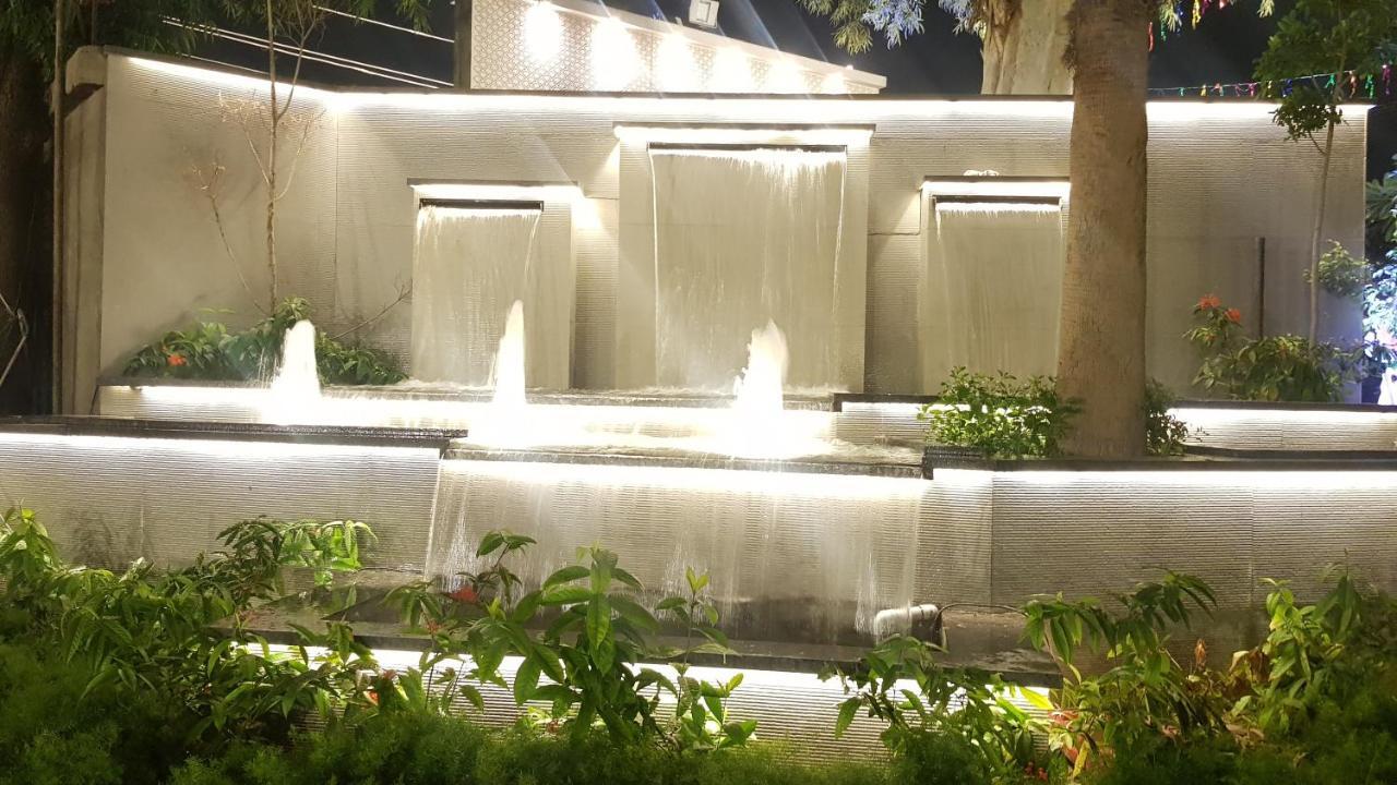 Kingston Resort Kanpur Exteriör bild