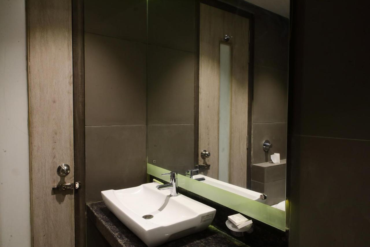 Kingston Resort Kanpur Exteriör bild