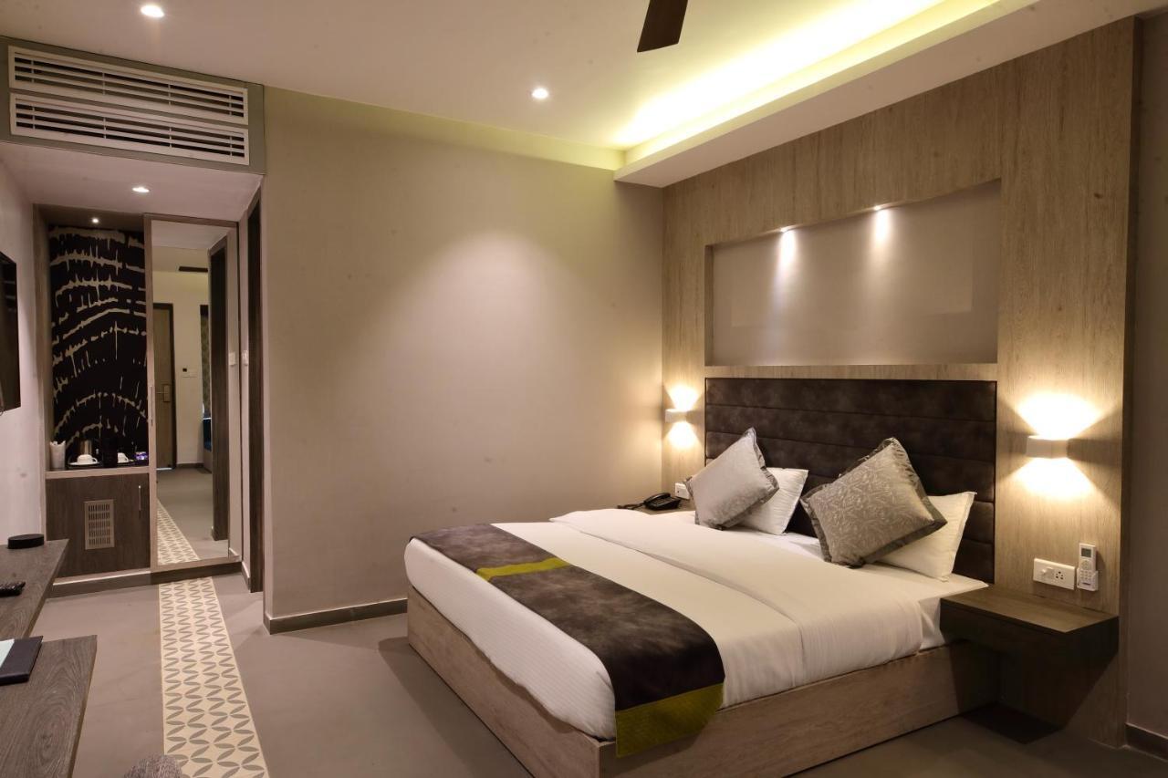 Kingston Resort Kanpur Exteriör bild