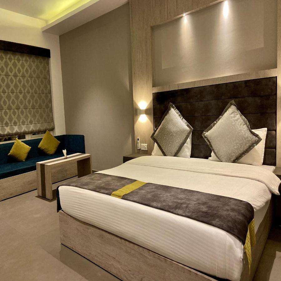 Kingston Resort Kanpur Exteriör bild