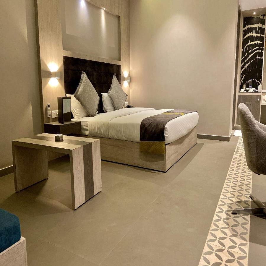 Kingston Resort Kanpur Exteriör bild