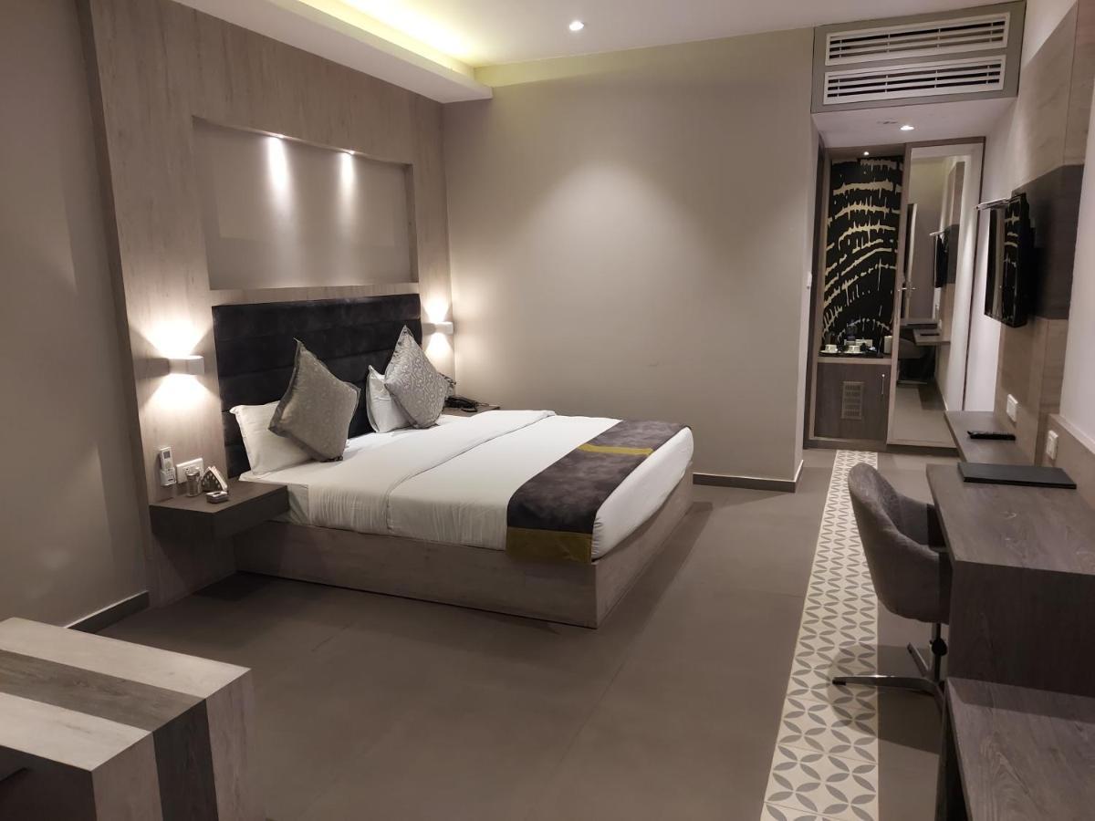 Kingston Resort Kanpur Exteriör bild