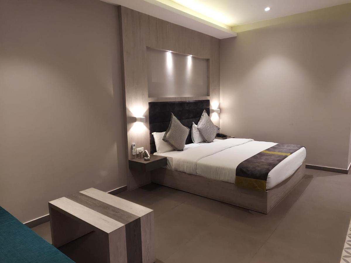 Kingston Resort Kanpur Exteriör bild