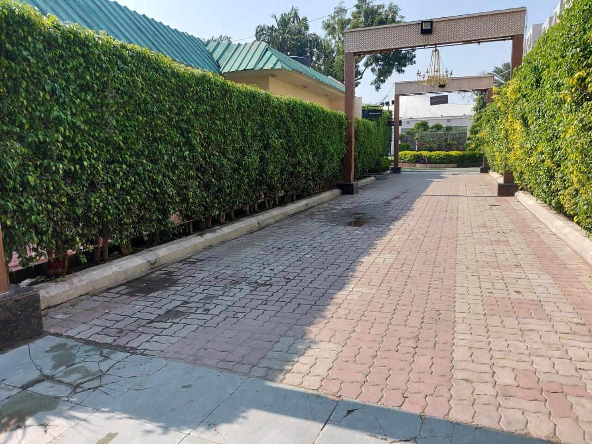 Kingston Resort Kanpur Exteriör bild