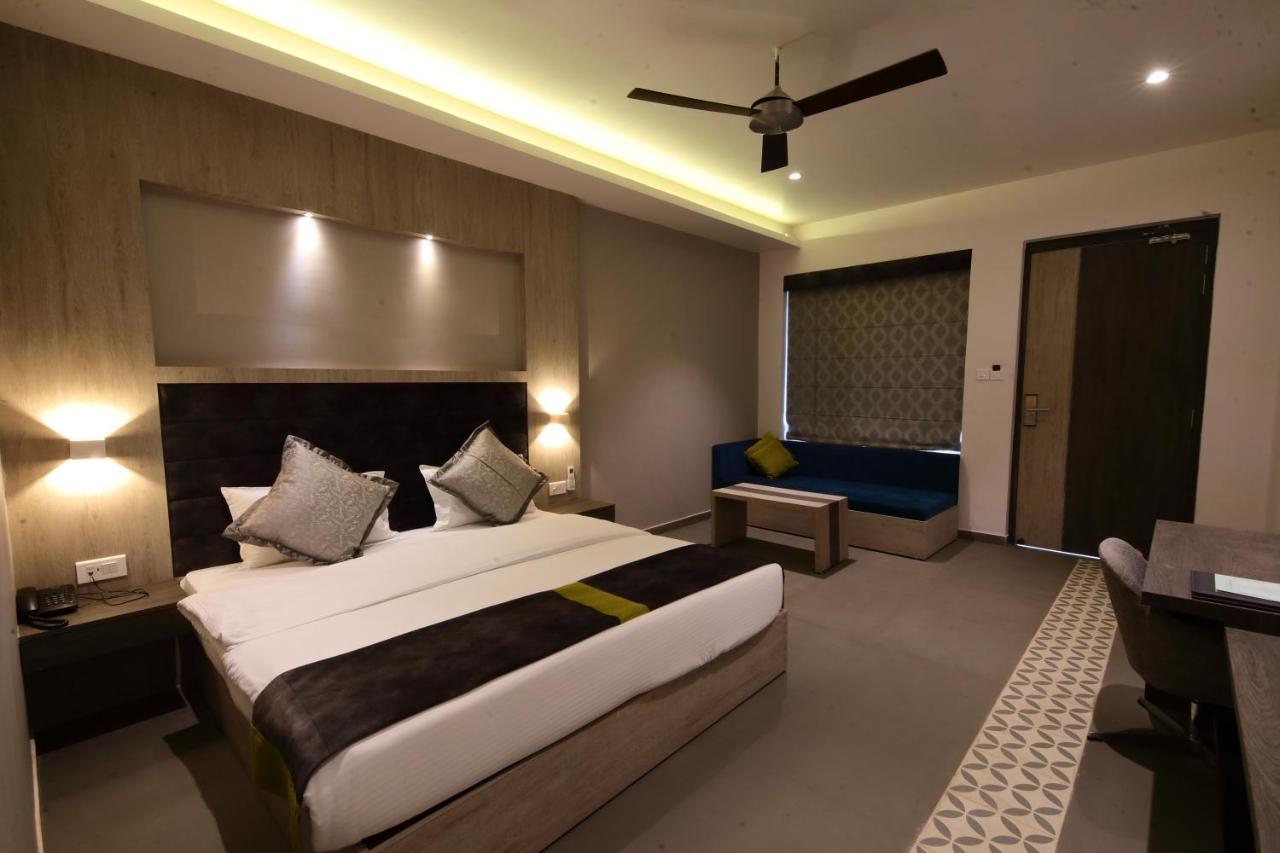 Kingston Resort Kanpur Exteriör bild