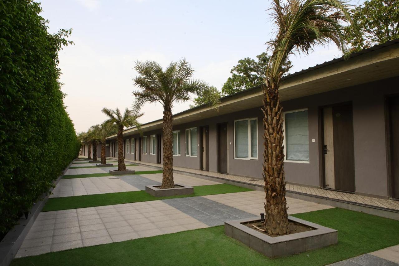 Kingston Resort Kanpur Exteriör bild